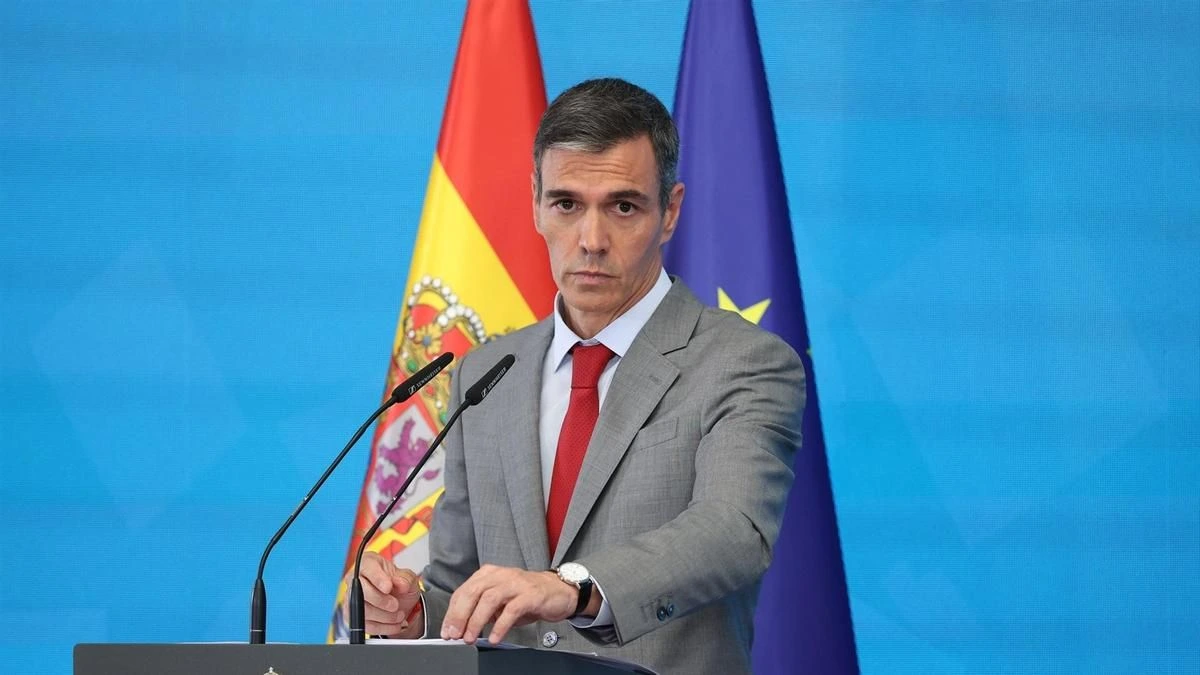 Sánchez ensalza las carreras profesionales de su hermano y su mujer para cuestionar la “deriva judicial” que padecen