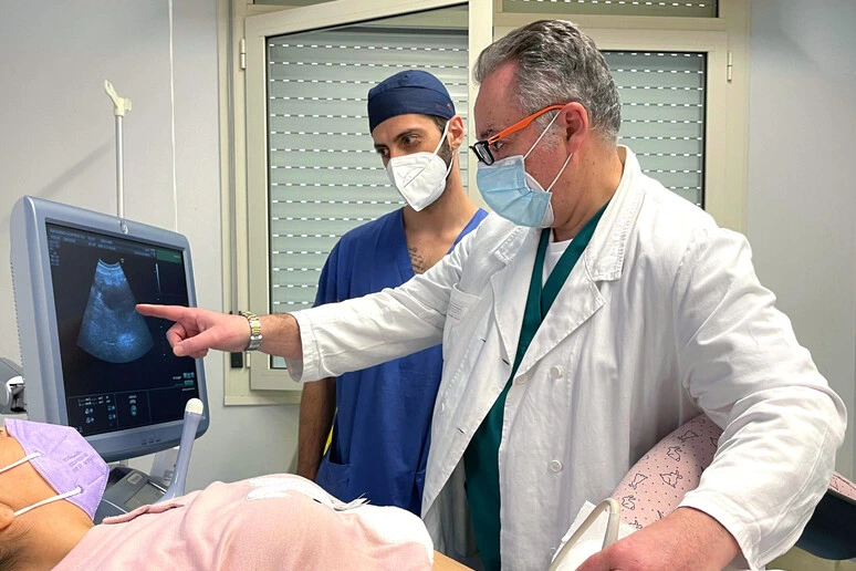 Tumore dell'ovaio, una donna su tre aspetta più di un anno per la diagnosi