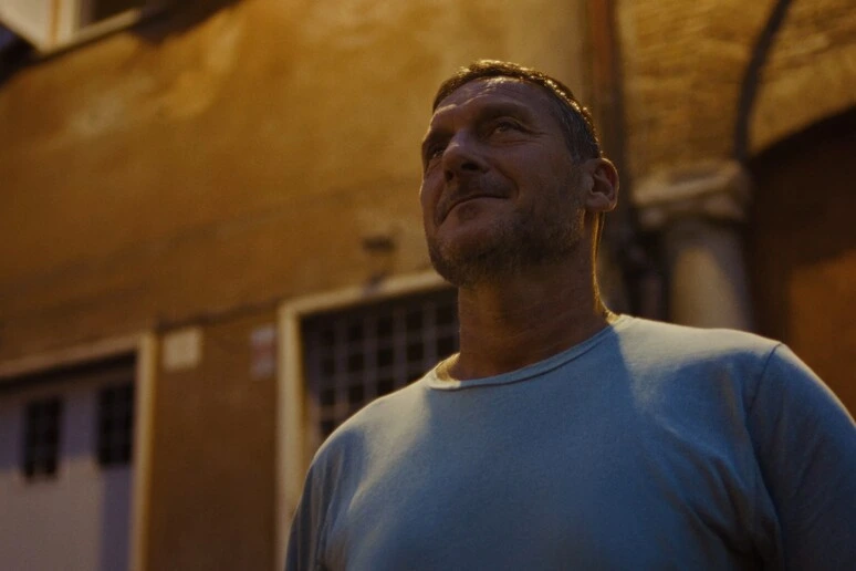 Totti protagonista dello spot 'Spider-Man: Brand New Day', a Roma nessuno lo riconosce
