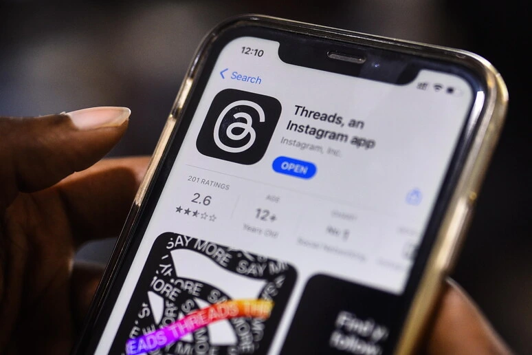 Meta estende l'intelligenza artificiale nei messaggi diretti del social Threads