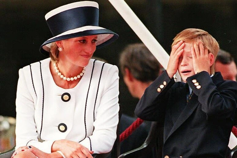 'I figli vanno abbracciati', il principe Harry rivendica il modello di Diana