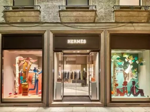 Hermès, il fatturato sale a 8,16 miliardi. Dumas: «Convinti della solidità del nostro modello artigianale unico»