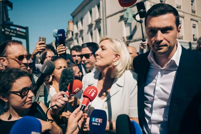 Présidentielle 2027 : le RN se divise sur le voile, Marine Le Pen envisage un référendum