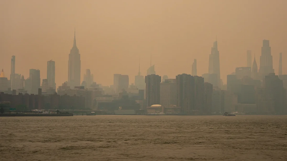 Wegen Mega-Feuer in Kanadas Süden: Waldbrände hüllen New York in rötlichen Rauch