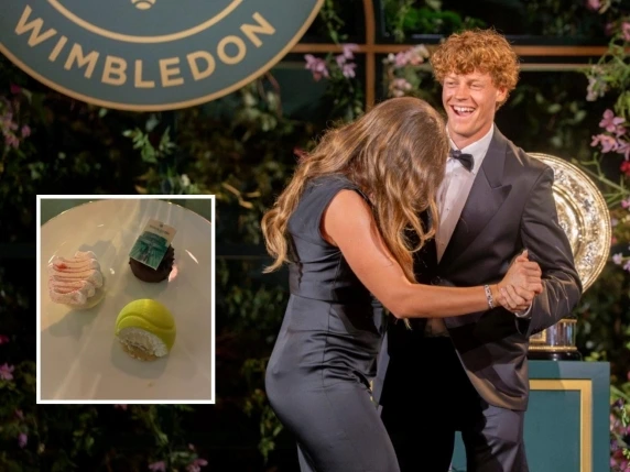 Sinner alla serata di gala di Wimbledon: «Sono brillo. La sofferenza di mamma? Non so, non sono ancora padre. Sono stato bocciato all'esame della moto per la quarta volta»