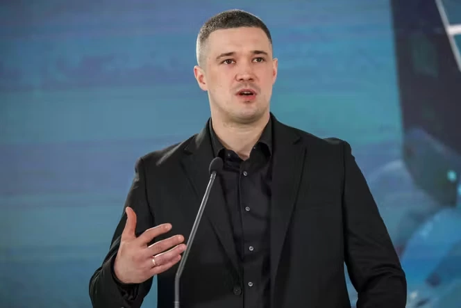 En Ukraine, le départ du très populaire ministre de la défense, en pleine offensive en Crimée, sème l’incompréhension