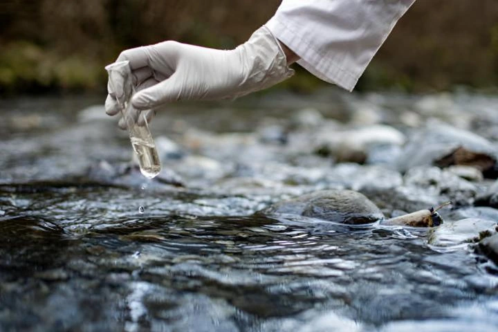 No es ciencia ficción: científicos españoles descubren unas bacterias de una mina inundada que atrapan el 95% del uranio del agua y lo convierten en mineral sólido
