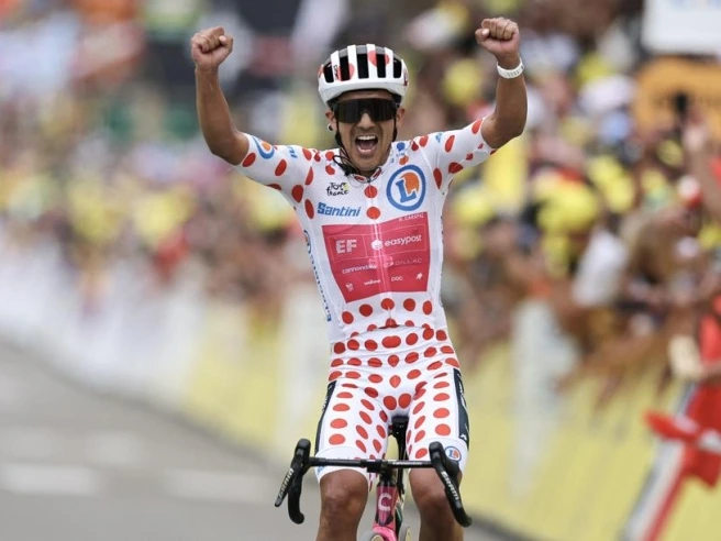 Tour de France, Carapaz vince la ventesima tappa sull'Alpe d'Huez: Pogacar fa il «gregario», domani passerella a Parigi