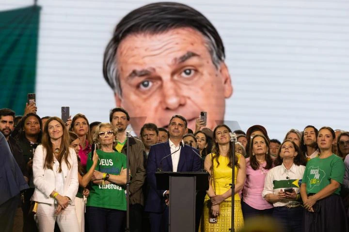 Un vídeo de Bolsonaro hecho con IA amaga con devolverlo a prisión y pone en aprietos la campaña de su hijo