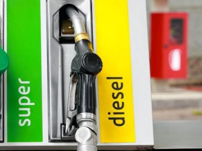 Carburanti, sconto di 17 centesimi solo sul gasolio fino al 6 agosto: la decisione del governo