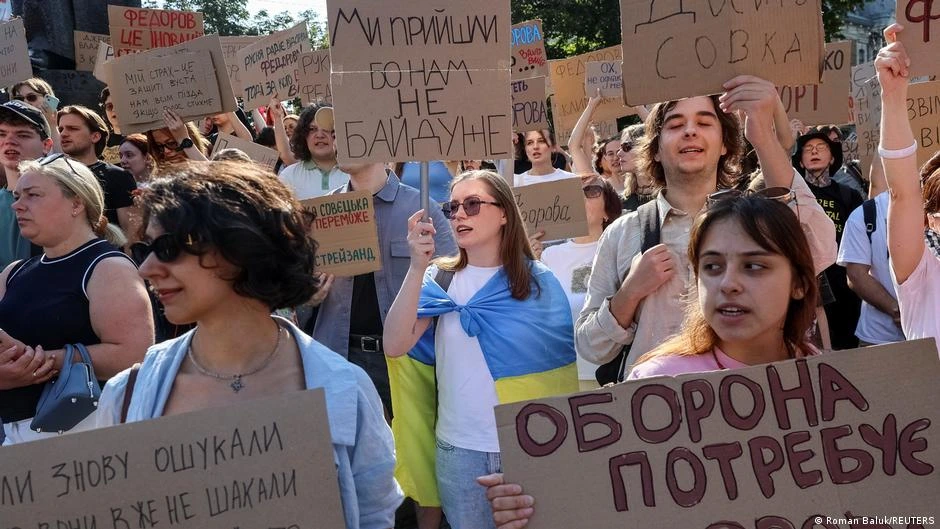 Protestas en Ucrania contra cese del ministro de Defensa