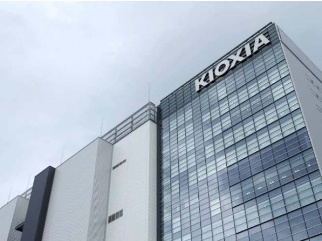 La crisi dei chip investe il Giappone e la nuova vittima della bolla dell’AI si chiama Kioxia: - 16% sulla Borsa di Tokyo