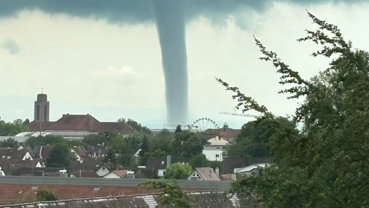 Tornado über dem Bodensee: Gewaltige Wasserhose sorgt für Aufsehen