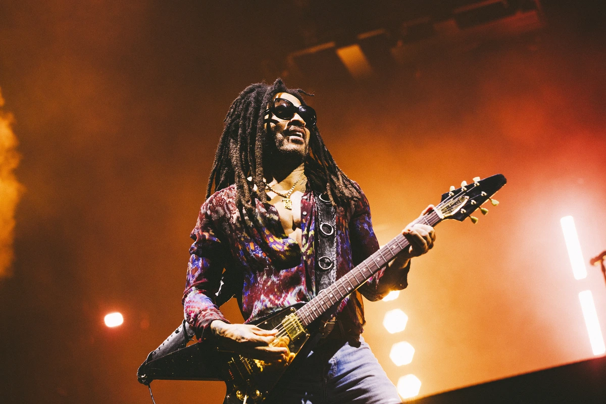 Lenny Kravitz conquista Sevilla con un apabullante sonido y su magnetismo sexy resistente al calor y al paso de los años
