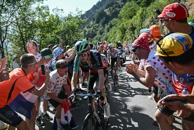 Tour de France 2026 : Paul Seixas résiste à la folie de l’Alpe-d’Huez, Tadej Pogacar y dompte un nouveau géant
