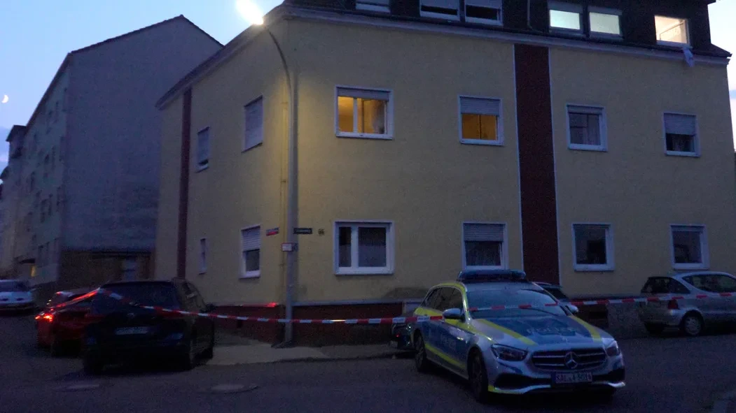 Opfer in Lebensgefahr: Ehemann sticht auf Frau ein! Sie stürzt aus Fenster in die Tiefe