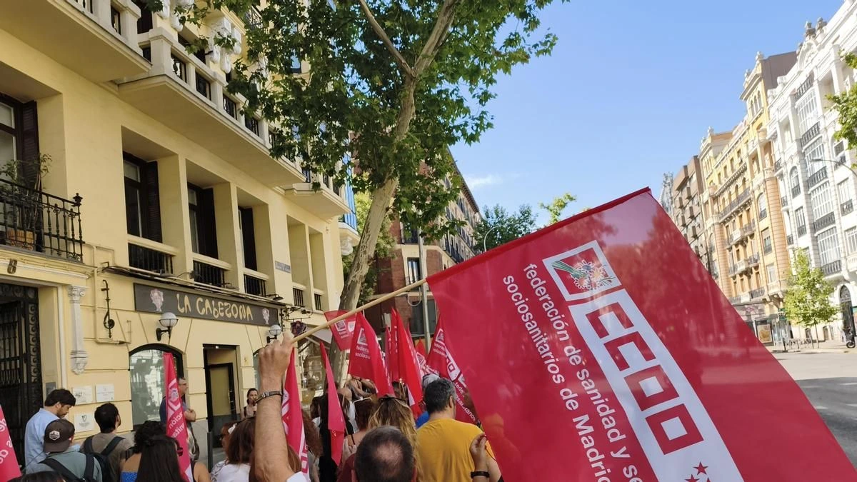 El cabreo de los farmacéuticos por sus condiciones laborales llega ante la sede de la patronal por primera vez en la historia
