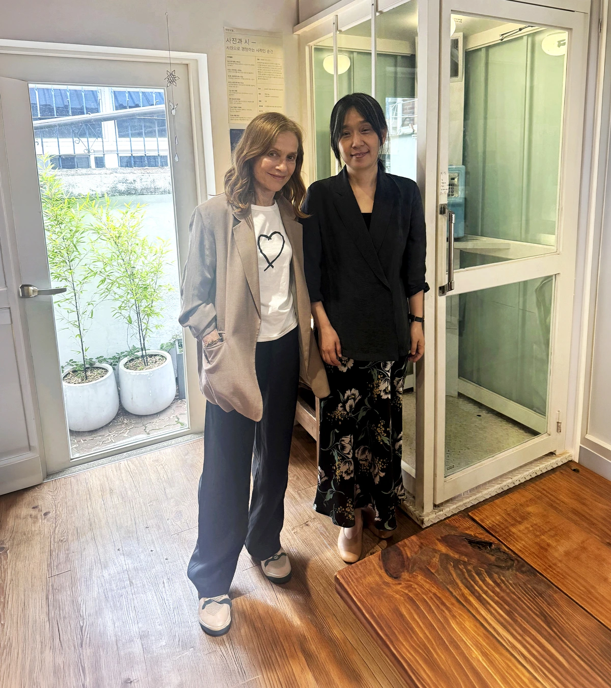Cuando Isabelle Huppert conoció a Han Kang: "La solidaridad entre las personas para preservar la memoria es conmovedora"