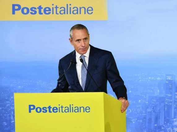 Poste, semestre record: utile a 1,2 miliardi e ricavi a 6,8 miliardi. Ora il mercato guarda alla sfida Tim