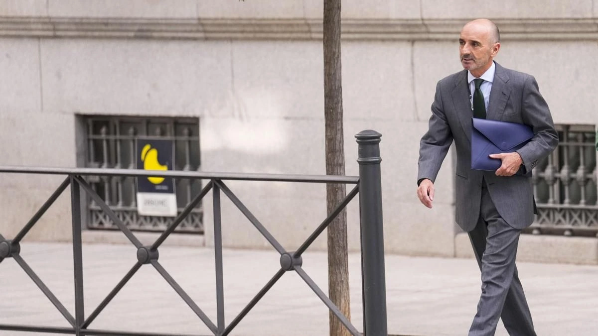 Las delaciones de los empresarios contra Zapatero fuerzan al Gobierno a defender la limpieza del rescate a Plus Ultra