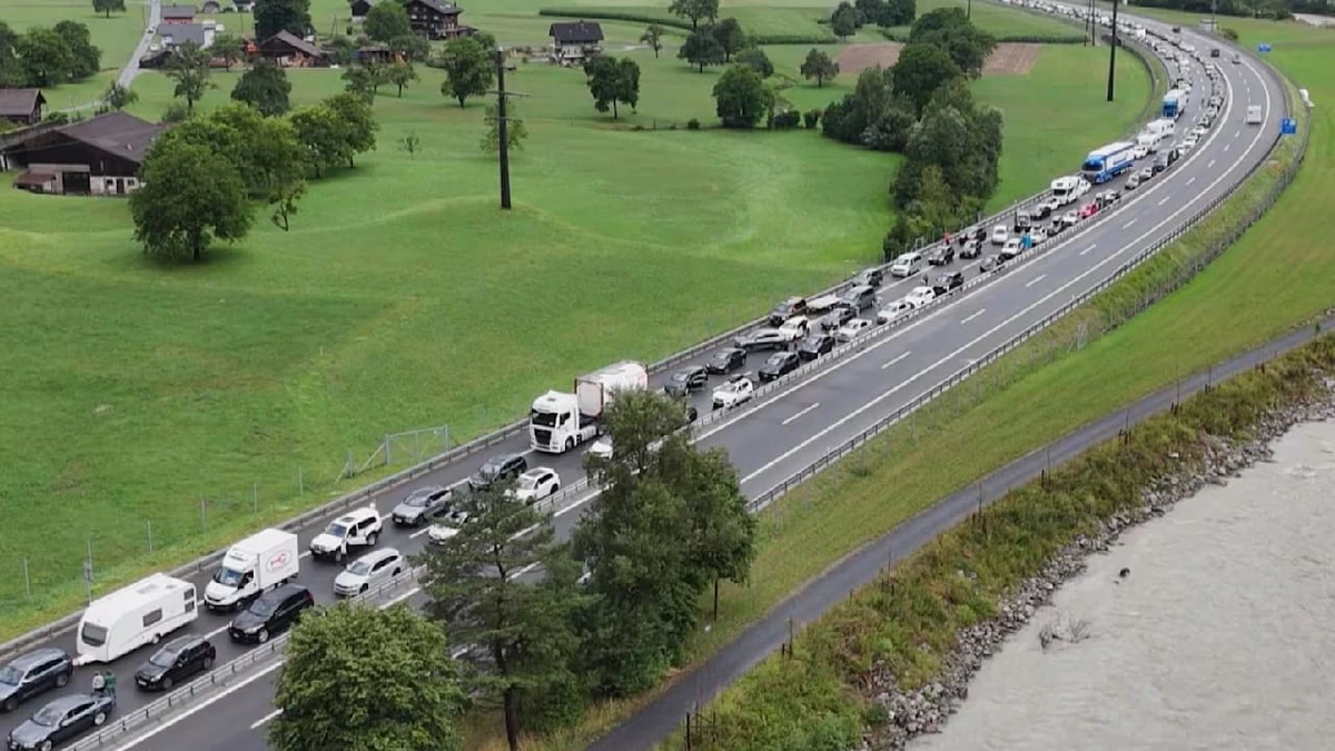 3 Stunden Wartezeit: 20 km Stau! Urlauber sitzen vor Gotthard-Tunnel fest