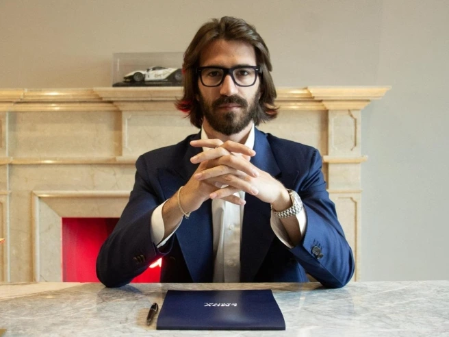 Del Vecchio, Leonardo Maria e il problema del debito: contatti con il fondo Apollo per rifinanziare l’esposizione