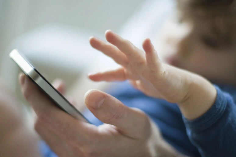 Niente dispositivi digitali sotto i 3 anni, al Senato la prima proposta di legge