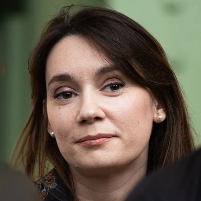 La France gèle les avoirs de Xenia Fedorova, propagandiste pro-Poutine visée par un arrêté d’expulsion