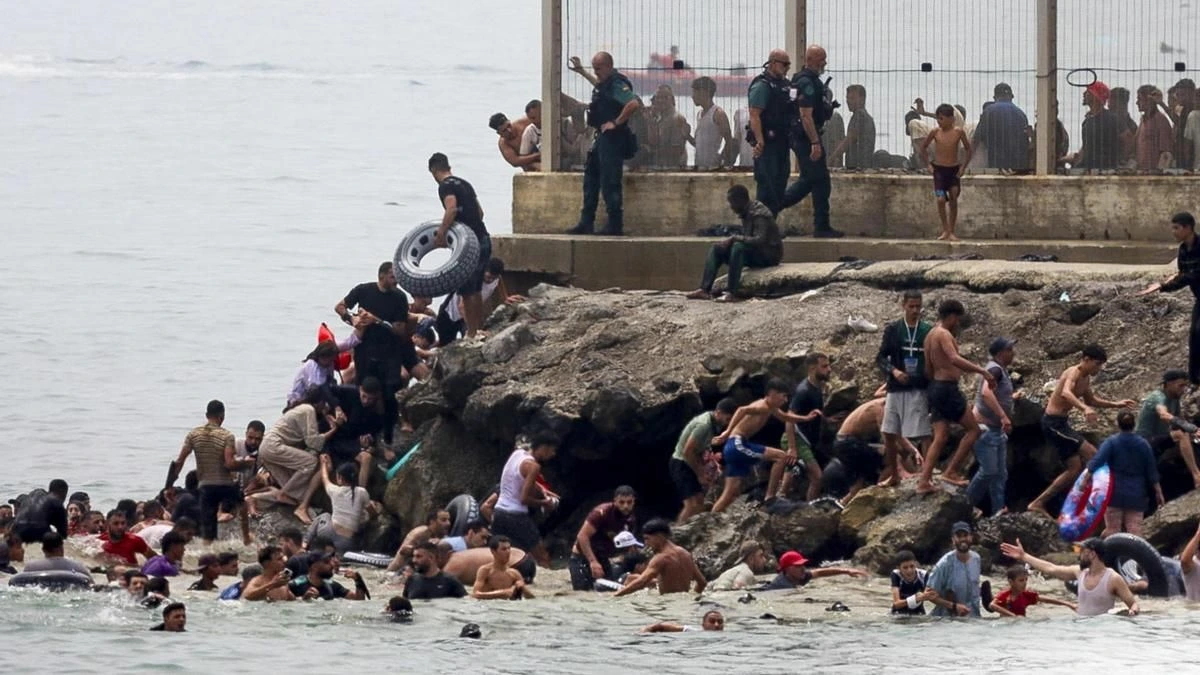 El Gobierno despliega al Ejército en Ceuta ante la entrada de miles de personas desde Marruecos