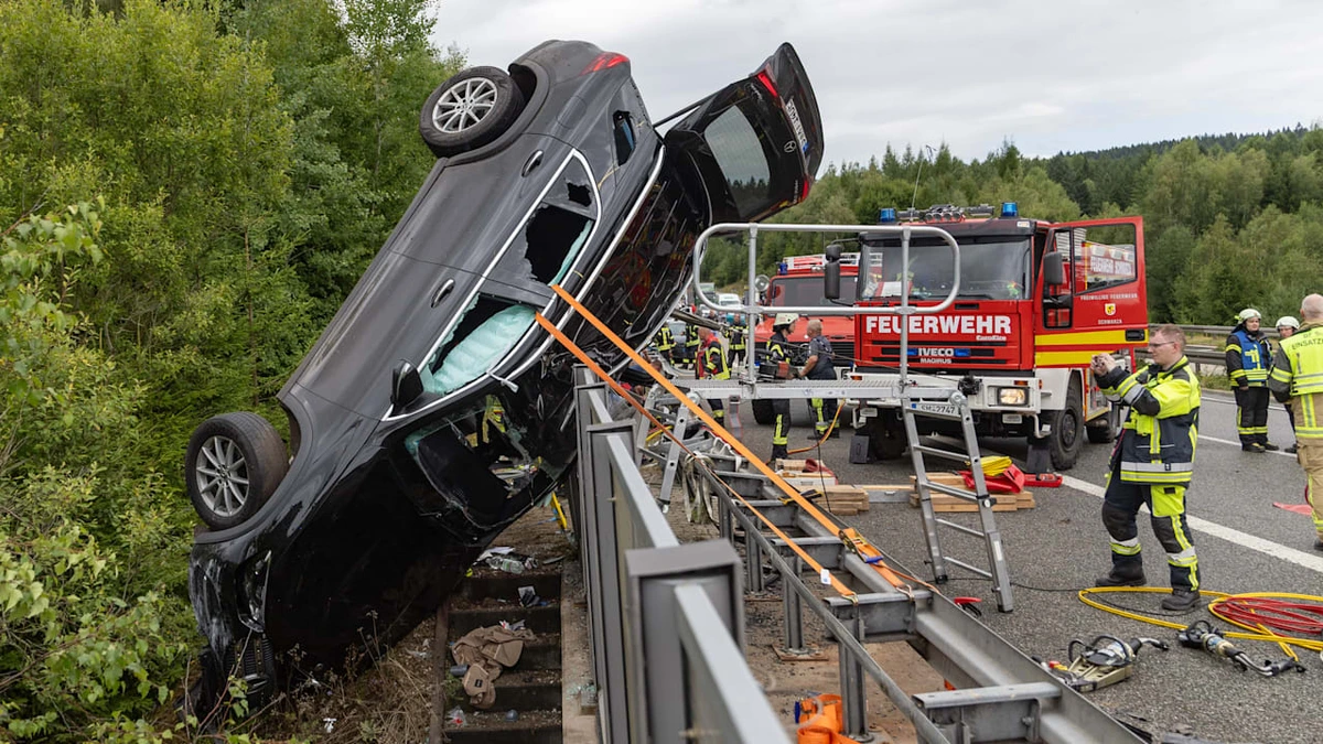 Unfall auf A71: Mercedes-Fahrer stirbt bei Crash auf Autobahnbrücke