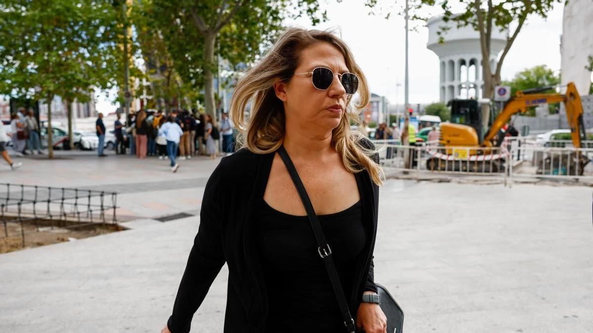 La asistente de Begoña Gómez denuncia que el juez Peinado retiene “a sabiendas” su pasaporte sin justificación