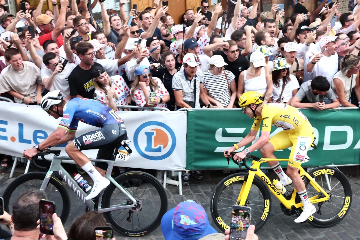 Van der Poel revienta a Pogacar con una agónica exhibición en los Campos Elíseos