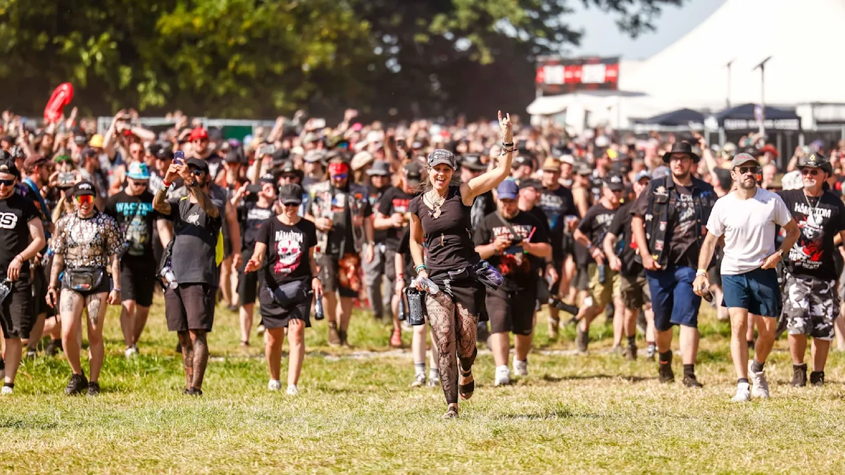 Vor Wacken-Festivalgelände: Polizei fahndet nach verdächtigen Personen