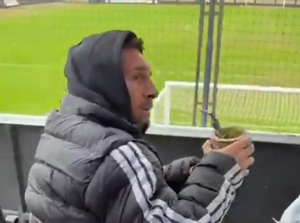 Messi reaparece tomando mate en un partido de la cuarta división en el que la figura fue otro Messi