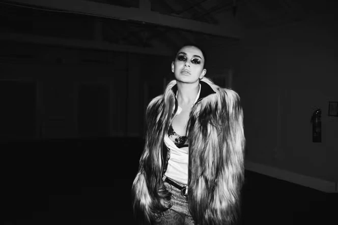 Avec l’album « Music, Fashion, Film », Charli XCX invoque l’énergie originelle du rock’n’roll