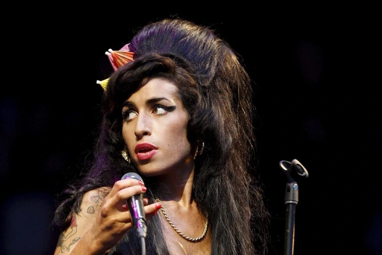 Il padre di Amy Winehouse deve pagare un milione a due amiche della cantante
