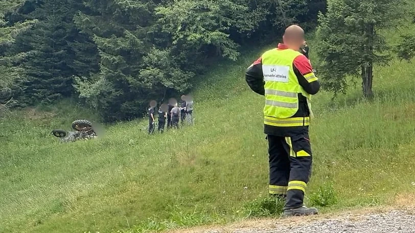Szene war zu grausam für die Helfer: Vater und Tochter (6) sterben bei Traktor-Unfall