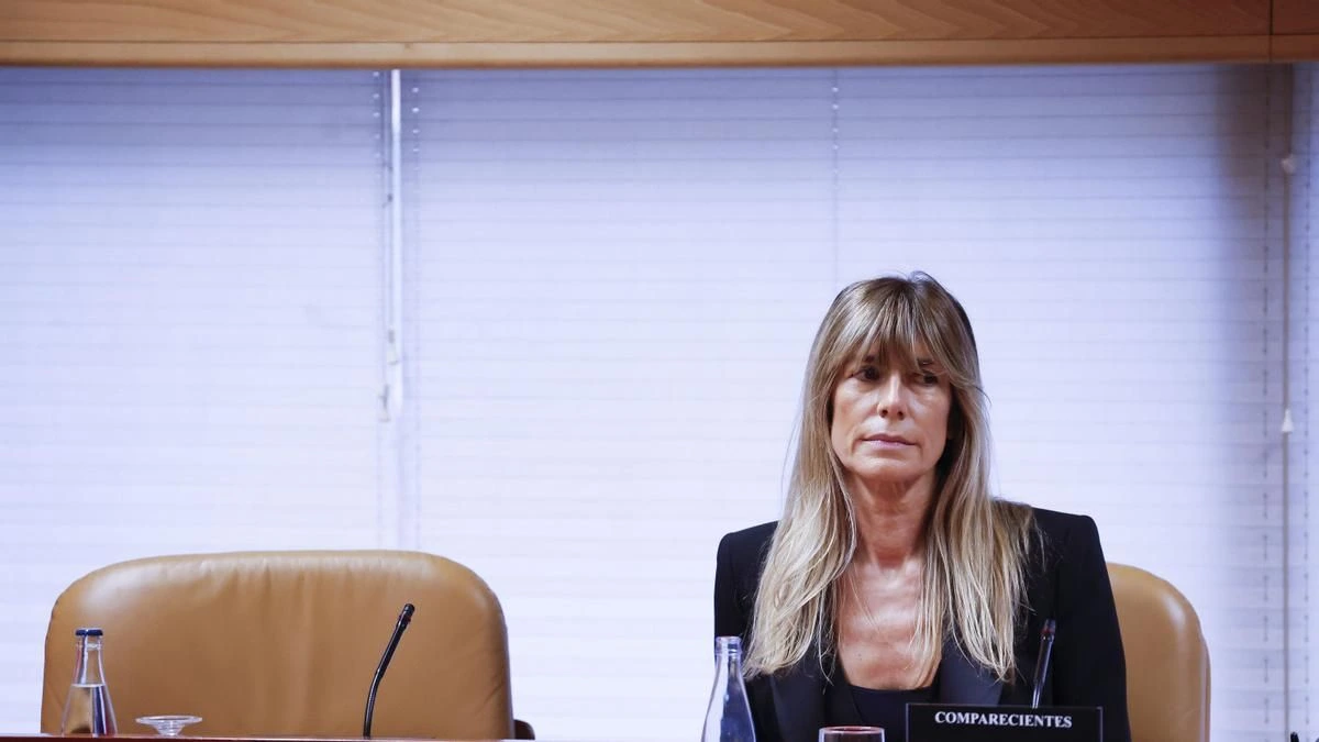 Begoña Gómez entrega los billetes de avión y reprocha a Peinado que le exija unos sellos de pasaporte que Reino Unido no estampa