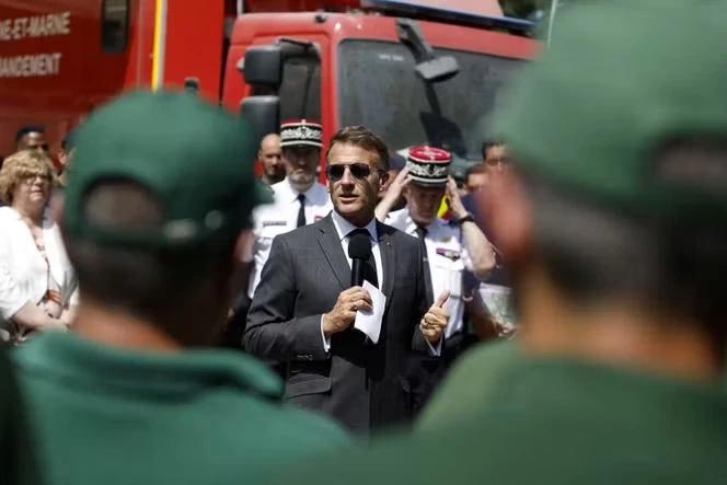 « C’est notre territoire national qui est attaqué chaque fois qu’un feu se déclenche » : à Fontainebleau, Emmanuel Macron soutient les pompiers et répond aux critiques