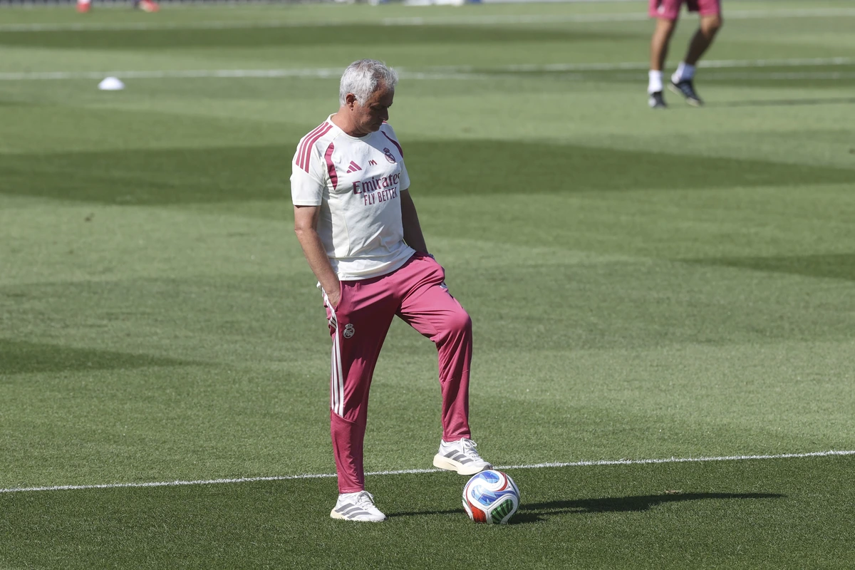 Primer ensayo de Mourinho: perfil bajo, manos en los bolsillos y todas las cámaras sobre él