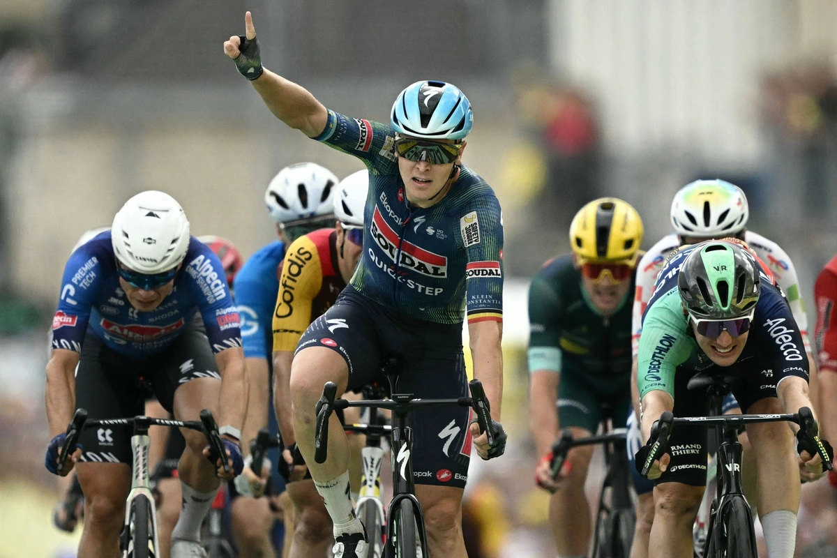 Merlier abrocha su triplete en el Tour tras una espeluznante caída de Gaviria
