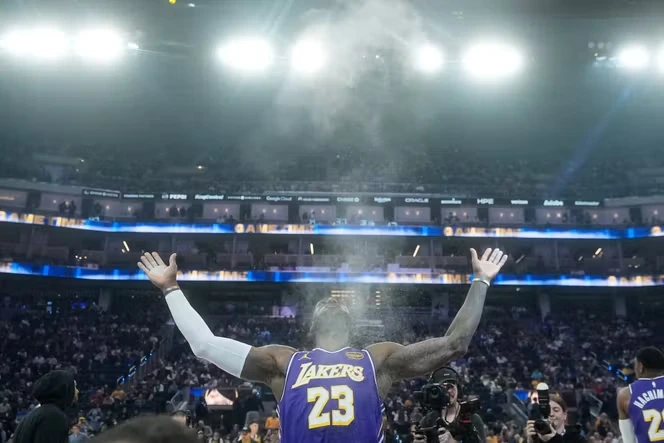 LeBron James rejoint les Philadelphia Sixers, où il disputera sa 24ᵉ saison en NBA
