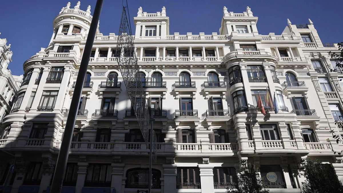 La empresa pública que compró el ático para “uso temporal” de Ayuso lleva un año tratando de vender un inmueble mayor en Gran Vía