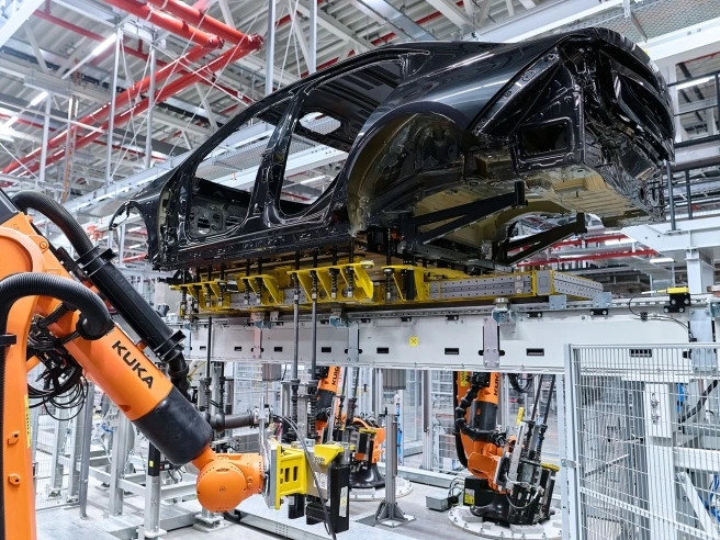 Bmw taglia 8 mila posti di lavoro, le difficoltà di Mercedes e Vw, il calo delle vendite in Cina: la corsa ai ripari dell’auto tedesca