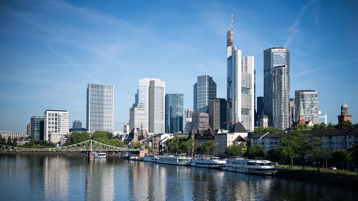 Mitten in Frankfurt: Wollte Ärztin (70) die Ex ihres Sohnes erstechen?