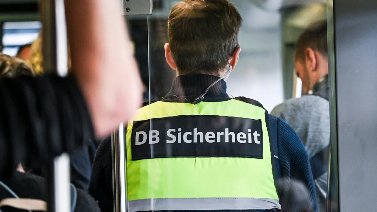 Mitarbeiter der Deutschen Bahn stürzt bei Prügelei aus fahrendem Zug