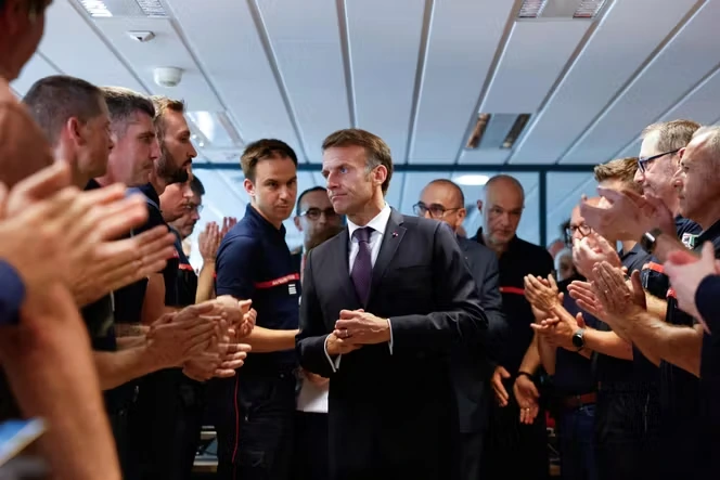 En Gironde, Emmanuel Macron appelle à l’unité « pour gagner la bataille » contre l’incendie