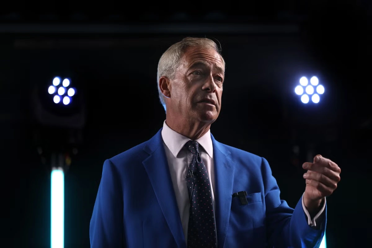 Nigel Farage ‘did not declare financial support from convicted criminal’