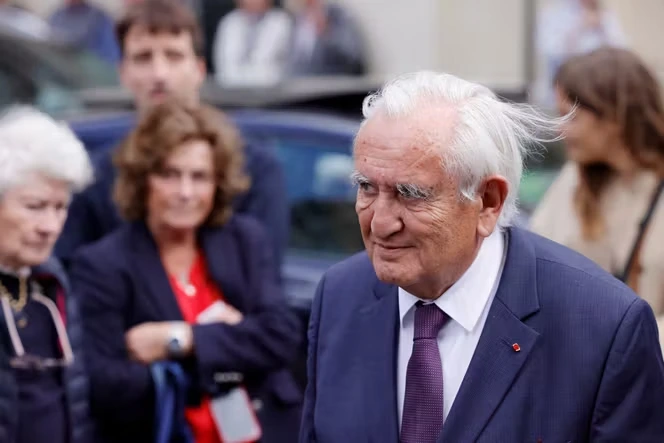 La voiture de fonction de Jean-Pierre Raffarin impliquée dans une « collision », une enquête ouverte