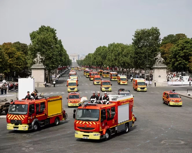 Face à la succession d’incendies, les syndicats de pompiers racontent des professionnels et un système à bout de souffle